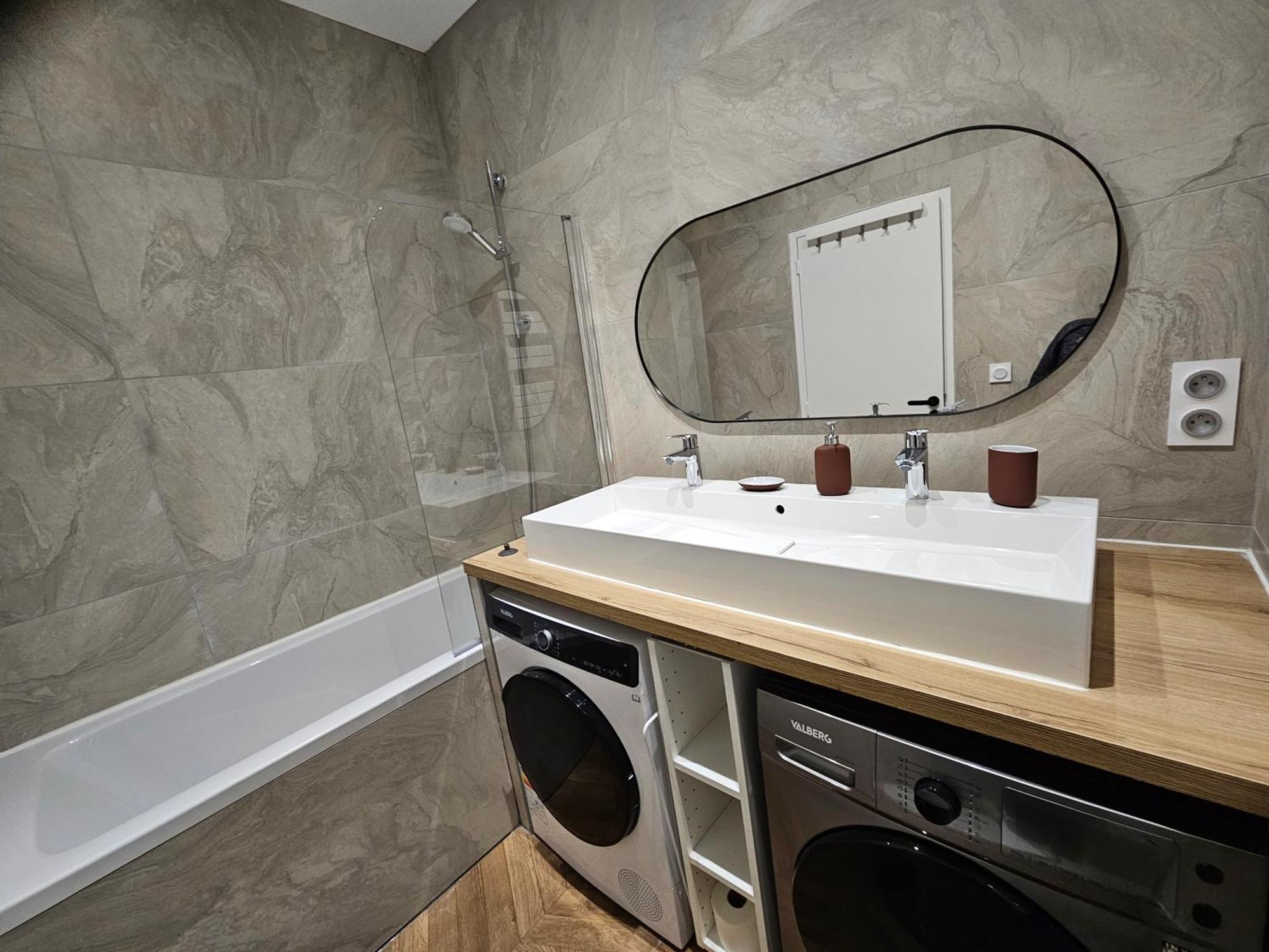 4, 5 Et 10 Personnes Renoves En Centre-ville Apartment