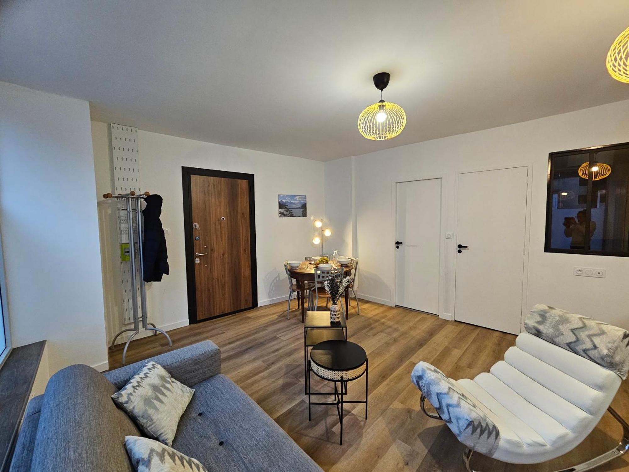 4, 5 Et 10 Personnes Renoves En Centre-ville Apartment