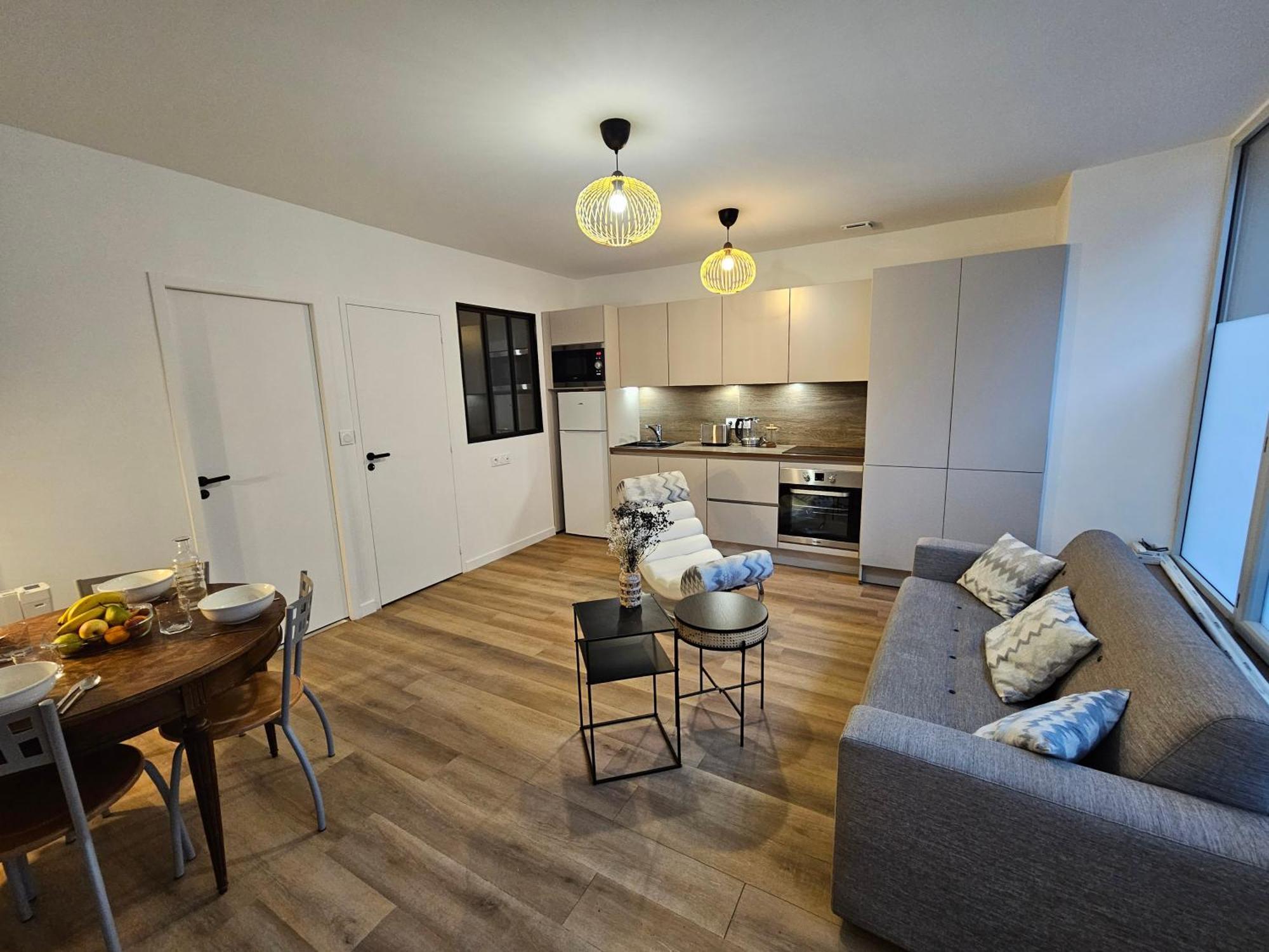 4, 5 Et 10 Personnes Renoves En Centre-ville Apartment